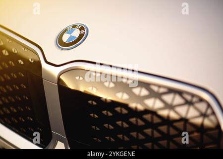 Izmir, Turchia - 11 novembre 2024: Primo piano del logo anteriore BMW IX1 eDrive e della calandra distintiva, che mettono in risalto il design e l'artigiano premium del veicolo Foto Stock