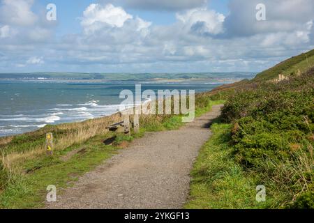 Il percorso della costa sud-occidentale vicino a Westward ho! Lungo il vecchio binario del Bideford, smantellato, Westward ho! E Appledore Railway sul North Devon Coast National Landscape, Inghilterra. Foto Stock