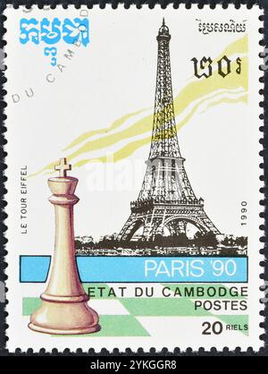 Francobollo cancellato stampato dalla Cambogia, che mostra la Torre Eiffel, promuovendo il Campionato del mondo di scacchi 'Paris '90', circa 1990. Foto Stock