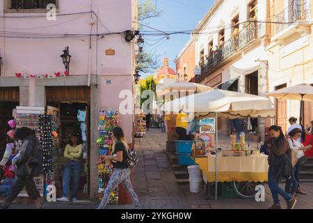 Guanajuato, Messico - 9 febbraio 2024: Una vivace strada nella storica città vecchia di Guanajuato, dove si esibiscono vivaci negozi e vivaci venditori ambulanti Foto Stock