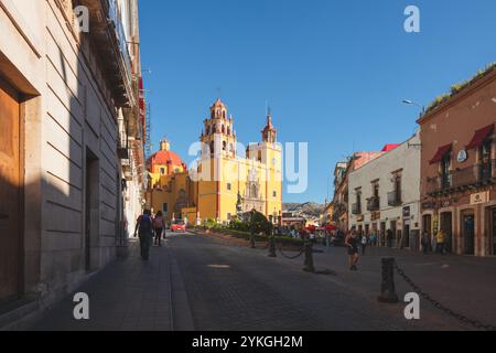 Guanajuato, Messico - 6 febbraio 2024: La Basílica Colegiata de Nuestra Señora de Guanajuato sotto un cielo blu nella storica Plaza de la Paz, con c Foto Stock