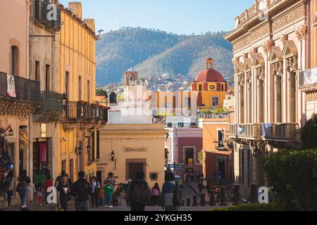 Guanajuato, Messico - 6 febbraio 2024: Una vivace piazza nella città vecchia di Guanajuato, con la vibrante architettura coloniale spagnola e l'iconica cupola del Foto Stock