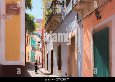 Guanajuato, Messico - 4 febbraio 2024: Un affascinante e colorato vicolo a Callejón El Potrero, il centro storico di Guanajuato, caratterizzato da un vivace spagnolo Foto Stock