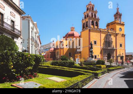 La vibrante architettura barocca della Basílica Colegiata de Nuestra Señora de Guanajuato, Messico, si distingue contro un cielo blu brillante a Guanajuato» Foto Stock