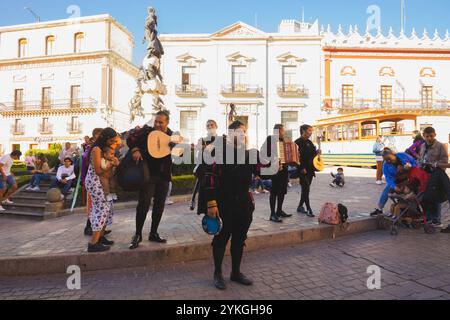 Guanajuato, Messico - 4 febbraio 2024: Una vivace band mariachi in costumi tradizionali si esibisce in Plaza de la Paz, Guanajuato, Messico. Foto Stock