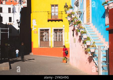 Guanajuato, Messico - 4 febbraio 2024: Una vivace scena di strada nella storica città vecchia di Guanajuato, con colorati edifici coloniali spagnoli come la gente del posto Foto Stock