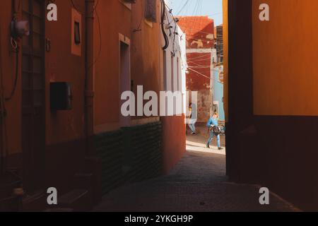 Guanajuato, Messico - 4 febbraio 2024: Pittoresco vicolo stretto nel centro storico di Guanajuato, con vibrante architettura coloniale spagnola, ciottoli Foto Stock