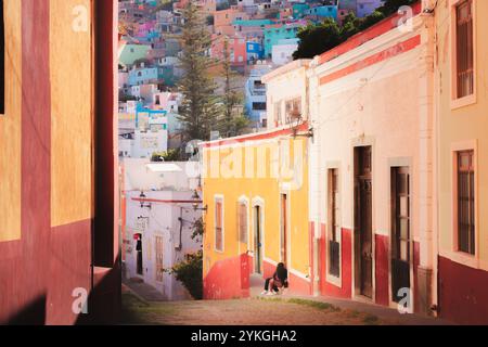 Guanajuato, Messico - 4 febbraio 2024: Una vivace e romantica scena nella storica città vecchia di Guanajuato, con colorata architettura coloniale e ciottoli Foto Stock