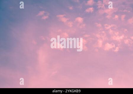 Splendidi colori pastello che dipingono un cielo al tramonto pieno di nuvole morbide e soffici creando un'atmosfera da sogno e romantica Foto Stock
