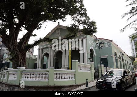 Macao. 18 novembre 2024. Questa foto scattata il 18 novembre 2024 mostra il Dom Pedro V Theatre nel sud della Cina a Macao. Il Centro storico di Macao, con la sua strada storica e vari edifici storici, è stato accettato dalla Organizzazione delle Nazioni Unite per l'educazione, la scienza e la cultura (UNESCO) nel 2005. Crediti: Wang Yiliang/Xinhua/Alamy Live News Foto Stock