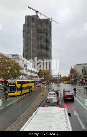 14.11.2024, Berlino, GER - Bauprojekt des Wohntowers UEBERLIN der Adler Group im ehemaligen Steglitzer Kreisel am Rathaus Steglitz. Aussen, Aussenaufnahme, Bauarbeiten, Bauprojekt, Baustelle, Berlino, Bus, BVG-Bus, deutsch, deutschland, Europa, europaeisch, Fahrradweg, Gebaeude, Herbst, HF, Hochbau, Hochformat, Hochhaus, Jahreszeit, Kran, Kreisel, Menschen, modernisieren, Modernisierung, Passanten, Personen, PKW, Revitalisierung, Sanierung, Schlossstrasse, Stadt, Stadtansicht, Stadtlandschaft, Stadtleben, Steglitzer Kreisel, Strasse, Strassenszene, Turm, UBERLIN, UEBERLIN, Verkehr, Westeuropa, W. Foto Stock