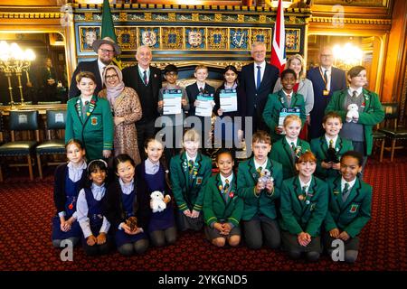 Il relatore della camera dei comuni Sir Lindsay Hoyle (seconda fila da sinistra), il deputato David Davis (seconda fila da destra) e i bambini dell'APPG del Parlamento dei bambini David Amess del Regno Unito, partecipano al progetto legacy del Parlamento dei bambini del Regno Unito di Sir David Amess presso la Speaker's House nel Palazzo di Westminster a Londra. Il progetto insegna politica ai bambini in età scolare. Data foto: Lunedì 18 novembre 2024. Foto Stock