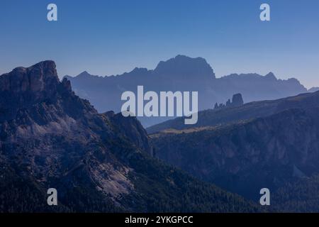 Un cielo nebbioso con silhouette di montagna all'orizzonte crea un ambiente fotografico sereno. Presenta gradienti morbidi, picchi stratificati e tono atmosferico Foto Stock