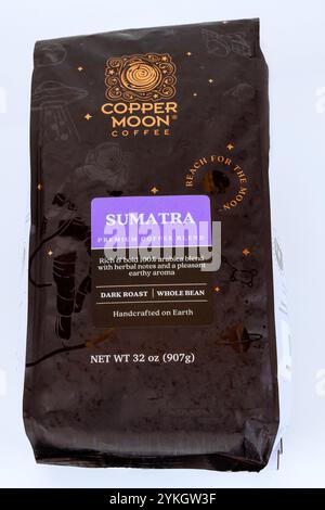 10 NOVEMBRE 2024 Sumatra Indonesia: Con aromi ricchi e audaci, i chicchi di caffè Copper Moon Sumatra sono perfetti per gli amanti del caffè che preferiscono prodotti di tostatura scura dall'Indonesia Foto Stock