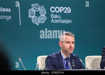 Baku, Azerbaigian, Azerbaigian. 18 novembre 2024. ATTILA STEINER Ministro dell'energia e rappresentante della Presidenza ungherese del Consiglio dell'Unione europea ascolta e risponde alle domande della stampa sul futuro dell'azione per il clima, sulle intenzioni dell'Unione europea e sui negoziati che si terranno questa settimana alla COP29. Entrambi hanno espresso ottimismo sul fatto che i risultati positivi arriveranno entro la fine della settimana. Quest'anno etichettato come Finance COP, dove 200 nazioni si riuniscono per discutere della politica climatica, è stato sconvolto dalle attuali guerre globali, dalle elezioni globali e dalla previsione di Foto Stock