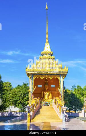 Statua del grande Buddha d'oro nel sacro santuario del tempio Wat Phadung Tham Phothi a Khao Lak Phang-nga Thailandia Foto Stock