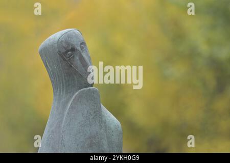 Scultura Standing Tripolitan di Emy Roeder 1967, figura femminile, testa, viso, bronzo, dettaglio, grigio, giallo, atmosfera autunnale, Stresemann-Ufer, Altstadt, mai Foto Stock