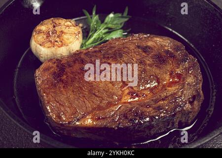 Costolette grigliate, in padella di ghisa, vista dall'alto, fatto in casa, niente persone Foto Stock