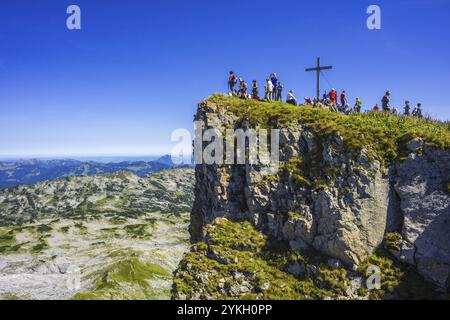 Escursionista di montagna, Hoher Ifen, 2230 m, Alpi Allgaeu, confine con la Baviera, Germania e Vorarlberg, Austria, Europa Foto Stock