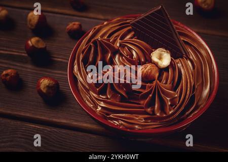 Pasta di noci al cioccolato, mousse, pasta, in tazza, su un tavolo di legno, vista dall'alto, attenzione selettiva, nessuna persona Foto Stock