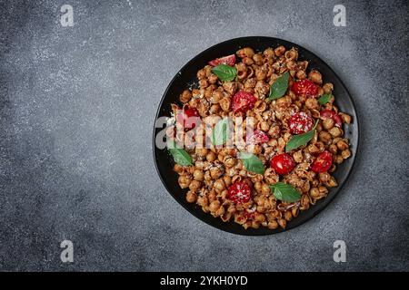 Pasta toscana con paprika affumicata e basilico, parmigiano, cucina tradizionale italiana Foto Stock