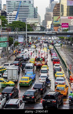 Bangkok Thailandia 22. Mai 2018 ora di punta, grande ingorgo di traffico intenso nelle giornate piovose nell'affollata Bangkok Thailandia Foto Stock