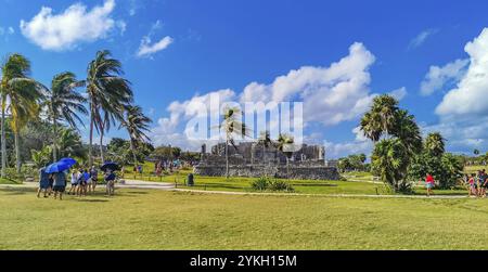 Tulum Messico 21. Febbraio 2022 antiche rovine Tulum sito Maya con le rovine del tempio piramidi e manufatti nella foresta tropicale naturale giungla palma e. Foto Stock