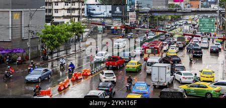 Bangkok Thailandia 22. Mai 2018 ora di punta, grande ingorgo di traffico intenso nelle giornate piovose nell'affollata Bangkok Thailandia Foto Stock