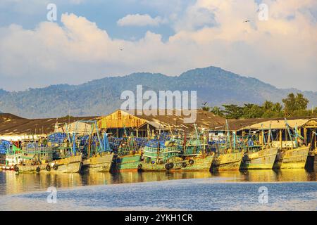 Old thai fisher boats e porto industriale presso il paradiso tropicale vista panoramica del paesaggio marino di Bang Rin Ranong Thailandia Foto Stock