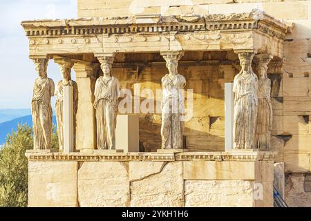 Dettagli figure sculture colonne dell'Acropoli di Atene con incredibili e belle rovine Partenone e cielo blu nuvoloso nella capitale greca Athen Foto Stock