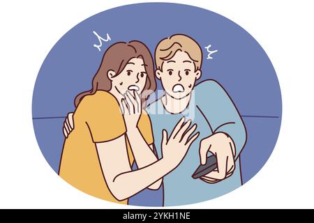 L'uomo e la donna spaventati con telecomando TV sono sconvolti dopo aver guardato film spaventosi con omicidi o mostri. Coppia scioccata si spaventa mentre watc Foto Stock