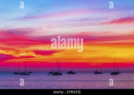 Yacht di fronte al tramonto più bello e colorato sull'isola Tropical Paradise Koh Phayam Ao Khao Kwai Beach a Ranong, Thailandia Foto Stock