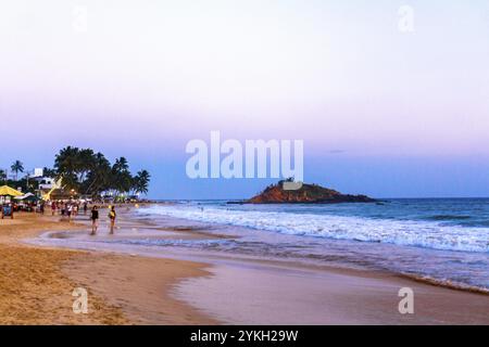 Splendido tramonto colorato sulla spiaggia di Mirissa Beach, distretto di Matara, provincia meridionale dello Sri Lanka Foto Stock