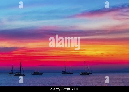 Yacht di fronte al tramonto più bello e colorato sull'isola Tropical Paradise Koh Phayam Ao Khao Kwai Beach a Ranong, Thailandia Foto Stock