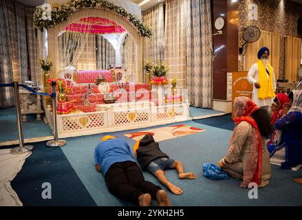 15 novembre 2024: I devoti sikh pregano in un Gurudwara in occasione del Guru Nanak Jayanti, a Guwahati, Assam, India, il 15 novembre 2024. Il Guru Nanak Jayanti, noto anche come Gurpurab o Guru Nanak Prakash Utsav, è uno dei festival più significativi del Sikhismo. Commemora la nascita del Guru Nanak Dev Ji, il fondatore del sikhismo e il primo dei dieci Sikh Gurus. (Immagine di credito: © David Talukdar/ZUMA Press Wire) SOLO PER USO EDITORIALE! Non per USO commerciale! Foto Stock