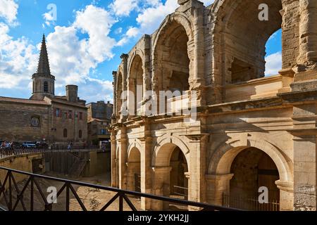 Anfiteatro romano di Arles, Bouches-du-Rhone, Provenza, Francia, vista da Rond-Point des Arenes. Foto Stock