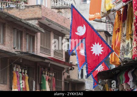 Bandiera rossa, blu, bandiera del paese Nepal nel mezzo di una città di Kathmandu, Nepal, Asia Foto Stock
