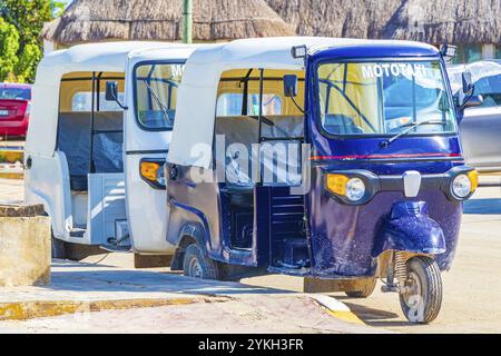 Tuk tuk tuk auto in risciò blu e bianco nel bellissimo villaggio di Chiquila, porto, porto, Puerto de Chiquila, Quintana Roo, Messico Foto Stock