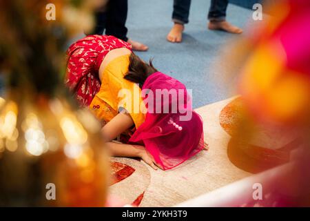 15 novembre 2024: I devoti sikh pregano in un Gurudwara in occasione del Guru Nanak Jayanti, a Guwahati, Assam, India, il 15 novembre 2024. Il Guru Nanak Jayanti, noto anche come Gurpurab o Guru Nanak Prakash Utsav, è uno dei festival più significativi del Sikhismo. Commemora la nascita del Guru Nanak Dev Ji, il fondatore del sikhismo e il primo dei dieci Sikh Gurus. (Immagine di credito: © David Talukdar/ZUMA Press Wire) SOLO PER USO EDITORIALE! Non per USO commerciale! Foto Stock