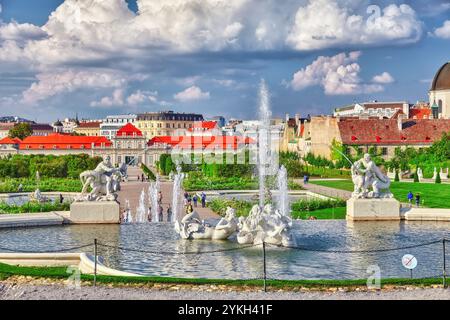 Belvedere inferiore. Il complesso principale del palazzo Belvedere, la fontana e le persone che camminano. Vienna, Austria. Foto Stock