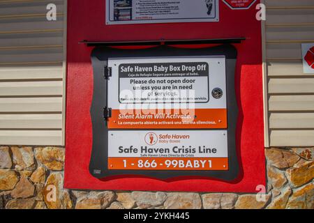 Crystal River, Florida, 17 novembre 2024: Una scatola di sicurezza per bambini appena installata presso la stazione dei vigili del fuoco 7 a Crystal River, Florida, arrendersi, nascere, neonato Foto Stock