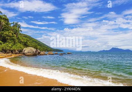 La grande isola tropicale Ilha grande Praia de Palmas Beach ad Angra dos Reis Rio de Janeiro Brasile Foto Stock