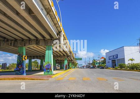 Playa del Carmen Messico 04. Febbraio 2022 Ponte della superstrada tipica autostrada e strada e paesaggio urbano con edifici di automobili di Playa del Carmen in Mexi Foto Stock