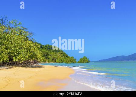 Panorama del paesaggio dell'isola tropicale Paradise Koh Phayam AOW Hin Kwai Beach e vista di Ko Chang a Ranong Thailandia Foto Stock