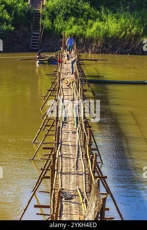 Luang Prabang Laos 16. Novembre 2018: Costruzione di Bamboo Bridge Gate sul fiume Mekong a Luang Prabang Laos durante tutto l'anno Foto Stock