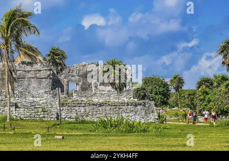 Tulum Messico 05. Agosto 2022 antiche rovine di Tulum sito Maya con rovine del tempio piramidi e manufatti nella giungla tropicale naturale foresta palma e se Foto Stock