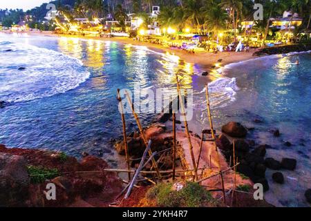 Splendido tramonto colorato sulla spiaggia di Mirissa Beach, distretto di Matara, provincia meridionale dello Sri Lanka Foto Stock