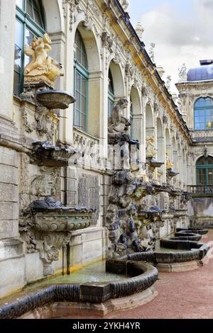 Bassorilievo in Zwinger Park (der Dresdner Zwinger) a Dresda , in Germania. Foto Stock