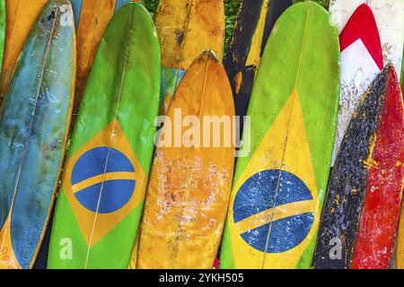 Tavole da surf colorate con bandiera brasiliana presso l'incredibile spiaggia di Mangrove e la spiaggia di Puttle sulla grande isola tropicale Ilha grande Rio de Janeiro Brasile Foto Stock