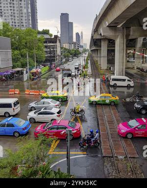 Bangkok Thailandia 22. Mai 2018 ora di punta, grande ingorgo di traffico intenso nelle giornate piovose nell'affollata Bangkok Thailandia Foto Stock